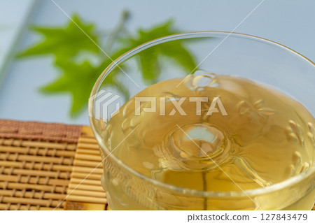 在水邊喝冷綠茶來消暑的形像用茶壺泡的冷茶 127843479