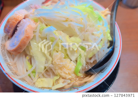 蒜香十足！蔬菜味十足的次郎風味拉麵 127843971