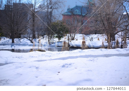The Former Hokkaido Government Office Red Brick Building and its winter-protected garden in a snowy setting 127844011