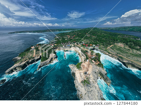 Beautiful blue sea in Lembongan, Bali Beautiful blue sea in Lembongan, Bali 127844180