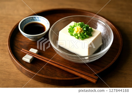 A summer dish with a cool texture and a realistic feel of everyday life: Hiya-yakko 127844188
