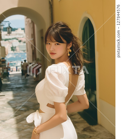 一位穿著洋裝的日本女性走過歐洲城市 127844576