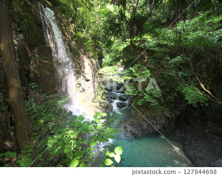 觀賞神秘的不動瀑布 觀賞神秘的不動瀑布 127844698