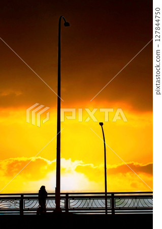 日落雲朵和過立體交叉的人 127844750