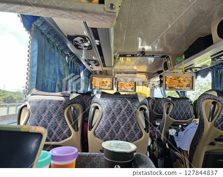 台灣,2025年6月29日:旅行途中的遊客內部,頭頂鏡子上的指示器, 台灣,2025年6月29日:旅行途中的遊客內部,頭頂鏡子上的指示器, 127844837