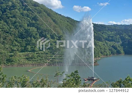 月山湖噴湧而出的大型噴泉 127844912