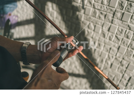 Disconnecting air conditioner refrigerant pipes Disconnecting air conditioner refrigerant pipes 127845437