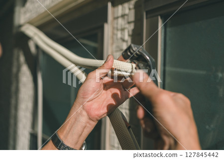 Disconnecting air conditioner refrigerant pipes Disconnecting air conditioner refrigerant pipes 127845442