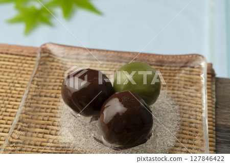 玻璃盤上的紅豆餡球營造出水邊清涼的氛圍 玻璃盤上的紅豆餡球營造出水邊清涼的氛圍 127846422