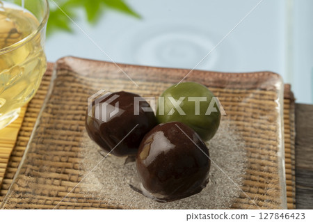 玻璃盤上的紅豆餡球營造出水邊清涼的氛圍 玻璃盤上的紅豆餡球營造出水邊清涼的氛圍 127846423