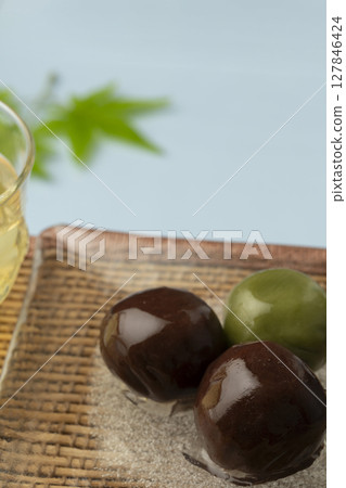 玻璃盤上的紅豆餡球營造出水邊清涼的氛圍 玻璃盤上的紅豆餡球營造出水邊清涼的氛圍 127846424