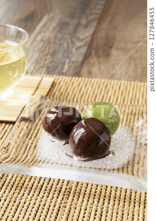 玻璃盤上的紅豆餡球，營造清涼氛圍 自然光 127846455