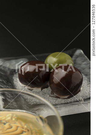玻璃盤上的紅豆餡球，看起來很酷 黑色背景 127846536