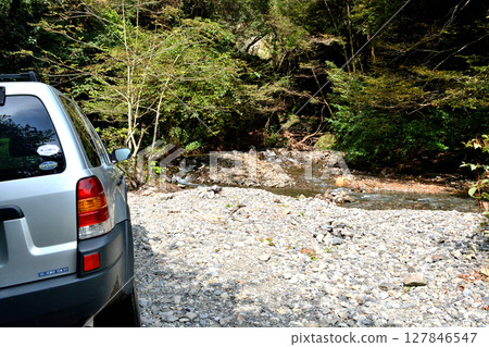入川林道上的停車位，只有過河才能停車 127846547