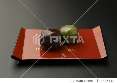 黑色背景中的豆沙球 127846558