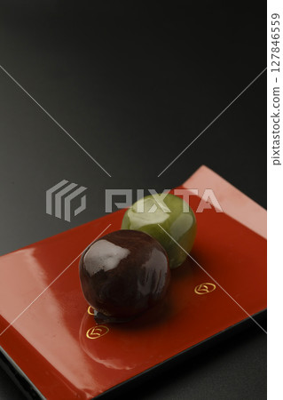 黑色背景中的豆沙球 127846559