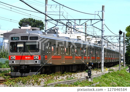 Tokyu Corporation 9000 series (9001 train) heading for Mizonokuchi on the Oimachi Line Tokyu Corporation 9000 series (9001 train) heading for Mizonokuchi on the Oimachi Line 127846584