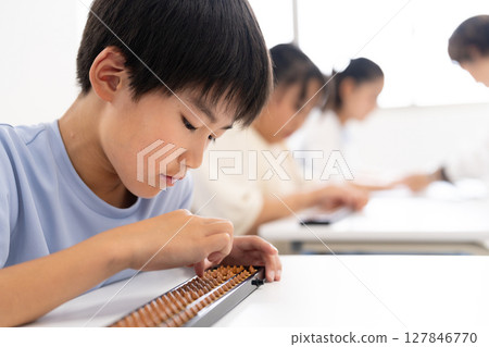 小學生學習珠算 127846770