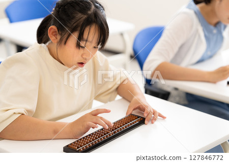 Elementary school students learning abacus 127846772