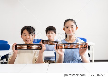 一群小學生學習珠算 127846776