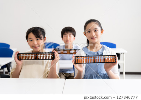 一群小學生學習珠算 127846777