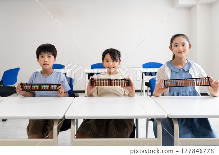 一群小學生學習珠算 127846778