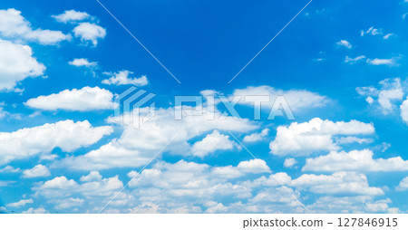 與許多雲彩的夏天天空 與許多雲彩的夏天天空 127846915