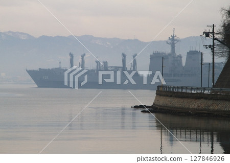 清晨停泊在海灣的海上自衛隊補給船 127846926