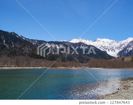 Spring tourist attraction: Taisho Pond in Kamikochi and the snowy scenery of the Hotaka mountain range 127847643