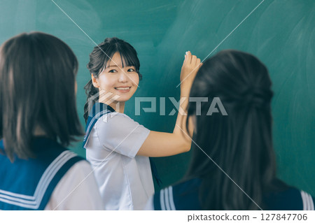 寫信的學校女孩在黑板 127847706