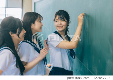 寫信的學校女孩在黑板 127847708