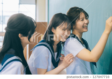 寫信的學校女孩在黑板 127847710