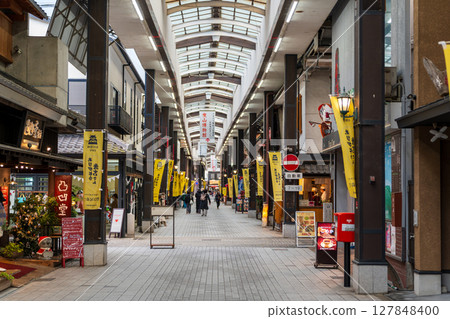 黑壁廣場購物商場懸掛著「謝謝秀吉先生」的橫幅。日本滋賀郡長濱市 127848400