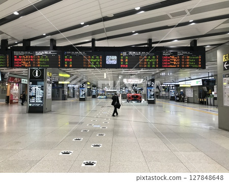 Shin-Osaka Station is deserted due to the coronavirus pandemic. 127848648