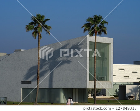 白色大廈和藍天 127849315