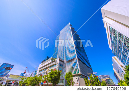Tokyo cityscape in Japan: Midsummer sunshine...view of the east exit of Tamachi Station 127849506