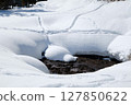 被雪掩埋的溪流 127850622