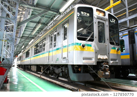 停泊在車站的南部支線E127系列車(有海芝浦標誌) 停泊在車站的南部支線E127系列車(有海芝浦標誌) 127850770