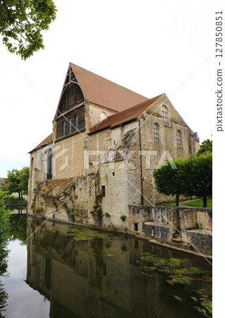 The Church of Saint-André on the River Eure in Chartres, a medieval town in the Loire region 127850851