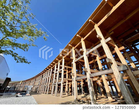 Osaka Kansai Expo 2025: The world's largest wooden building, the large roof ring 127850860