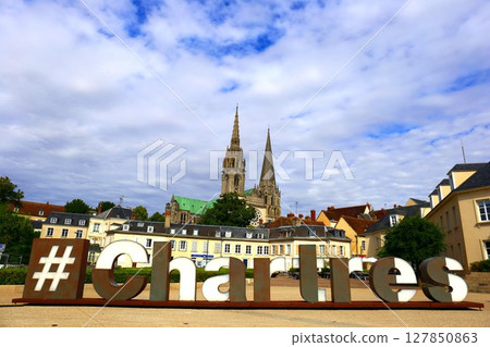 從法國盧瓦爾河地區的中世紀小鎮沙特爾的夏特萊廣場觀賞世界遺產沙特爾大教堂 從法國盧瓦爾河地區的中世紀小鎮沙特爾的夏特萊廣場觀賞世界遺產沙特爾大教堂 127850863