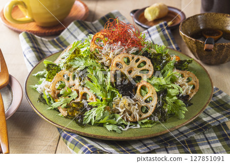 Korean-style lotus root and dried small sardines salad 127851091