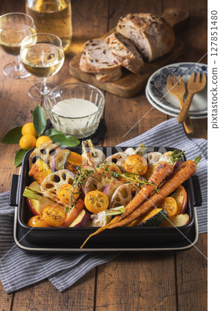 烤冬季蔬菜沙拉 127851480