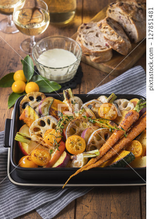 烤冬季蔬菜沙拉 烤冬季蔬菜沙拉 127851481