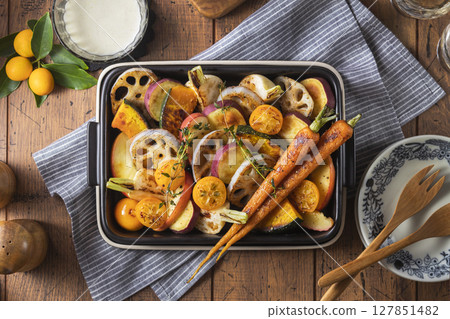 烤冬季蔬菜沙拉 127851482
