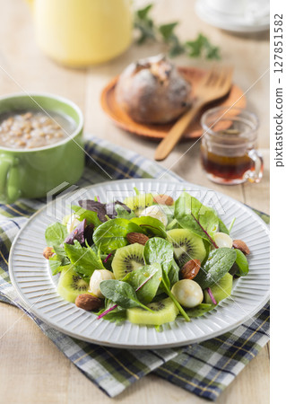 奇異果和馬蘇里拉嫩葉沙拉 127851582