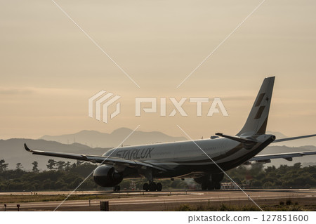 黃昏時分的仙台機場，飛機起飛，宮城縣名取市 127851600