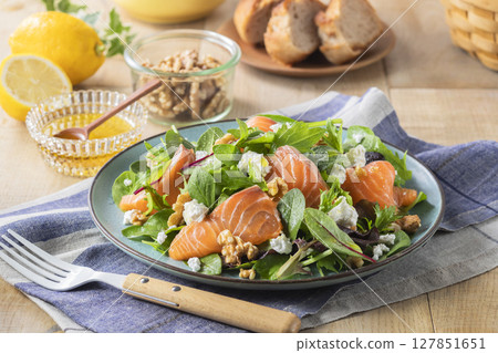 鮭魚和起司嫩葉沙拉 鮭魚和起司嫩葉沙拉 127851651