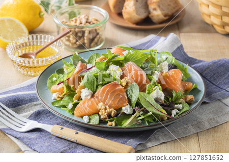 Salmon and cottage cheese baby leaf salad 127851652