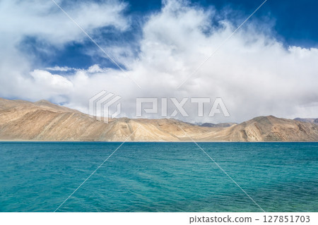 印度拉達克的班公湖和山景 印度拉達克的班公湖和山景 127851703
